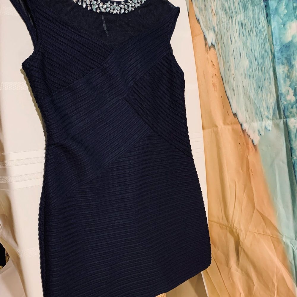 Beautiful Dress with Statement Neckline Size 4 - Picture 11 of 12